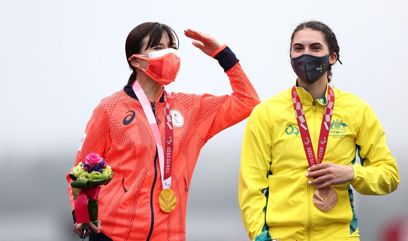 女子個人ロードレース（運動機能障害C1～3）で金メダルを獲得した杉浦佳子（左）は、銅メダルのグレコの隣でポーズ（ロイター）