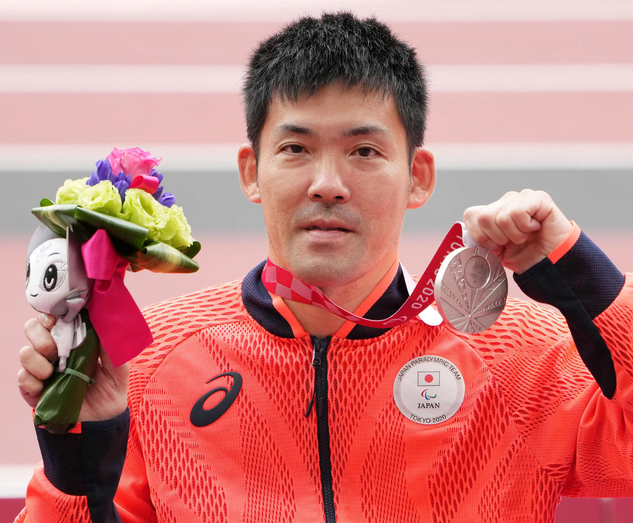 男子100メートルの表彰式で銀メダルを手にポーズを決める大矢（撮影・滝沢徹郎）