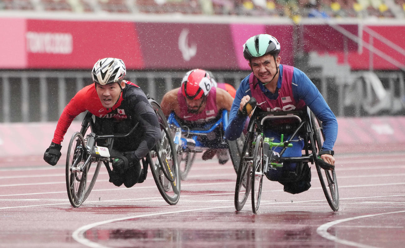 男子100メートル決勝で銀メダルを決めた大矢の力走（左）（撮影・滝沢徹郎）