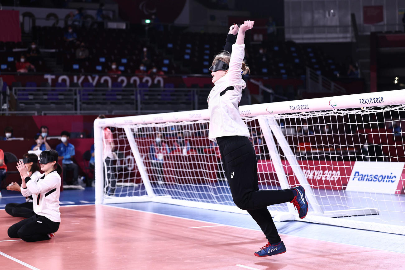 ゴールボール女子3位決定戦　日本対ブラジル　前半、得点しジャンプする欠端（右）（撮影・河田真司）