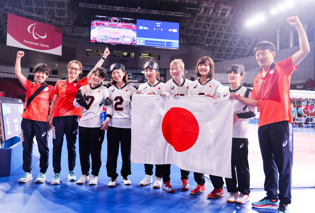 ゴールボール女子3位決定戦　ブラジルに勝利し、銅メダルを決め、日の丸を手に写真に納まるゴールボール女子日本代表（撮影・河田真司）