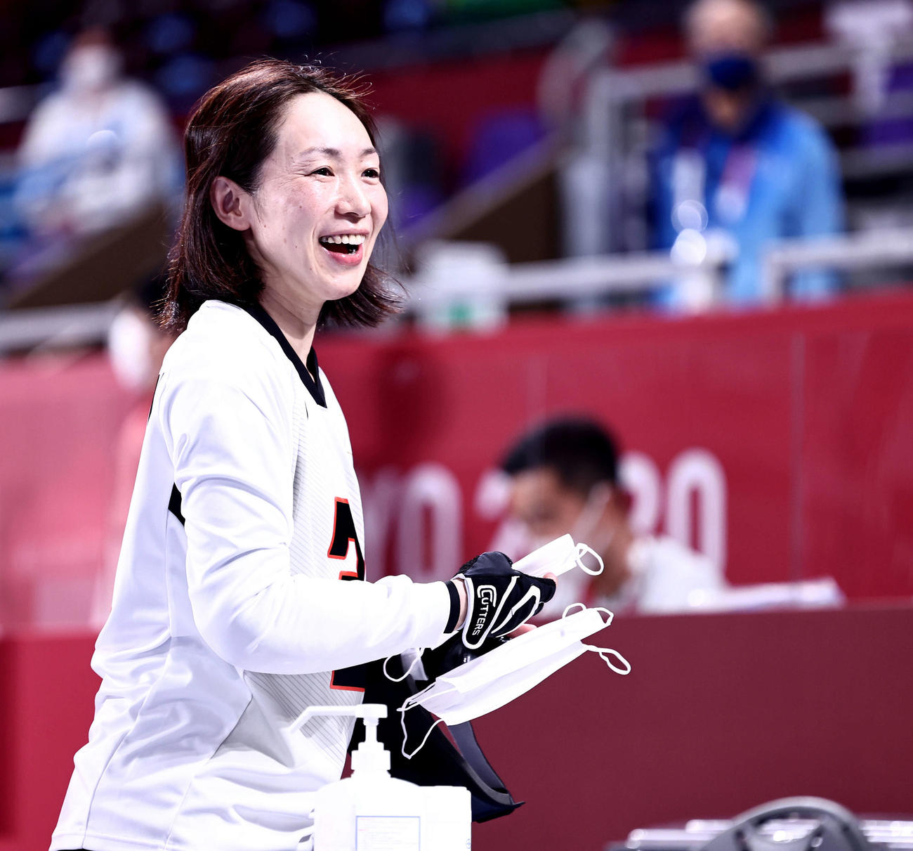 ゴールボール女子3位決定戦　日本対ブラジル　試合を終え、ベンチで笑顔を見せる浦田（撮影・河田真司）