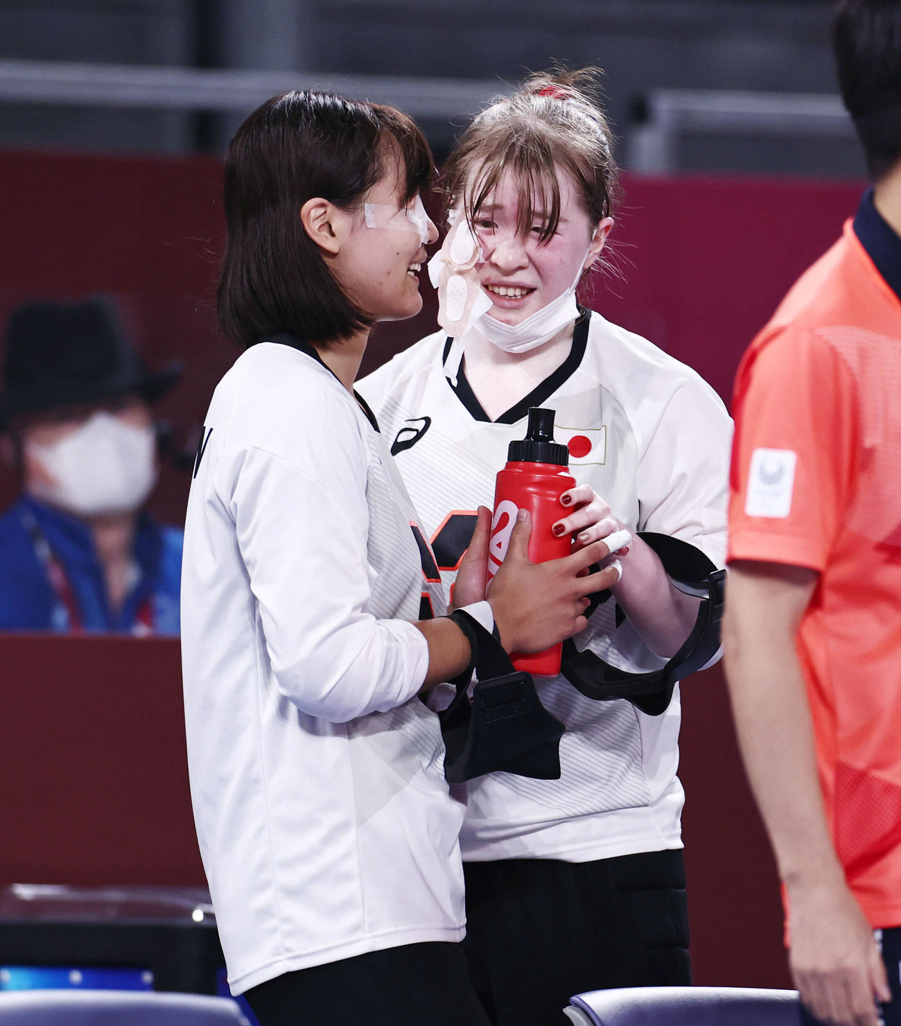 ゴールボール女子3位決定戦　日本対ブラジル　後半、ベンチに下がる萩原（左）を笑顔で迎える欠端（撮影・河田真司）