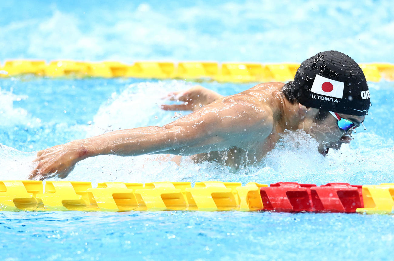 男子100メートルバタフライ決勝　力泳する富田（撮影・河田真司）