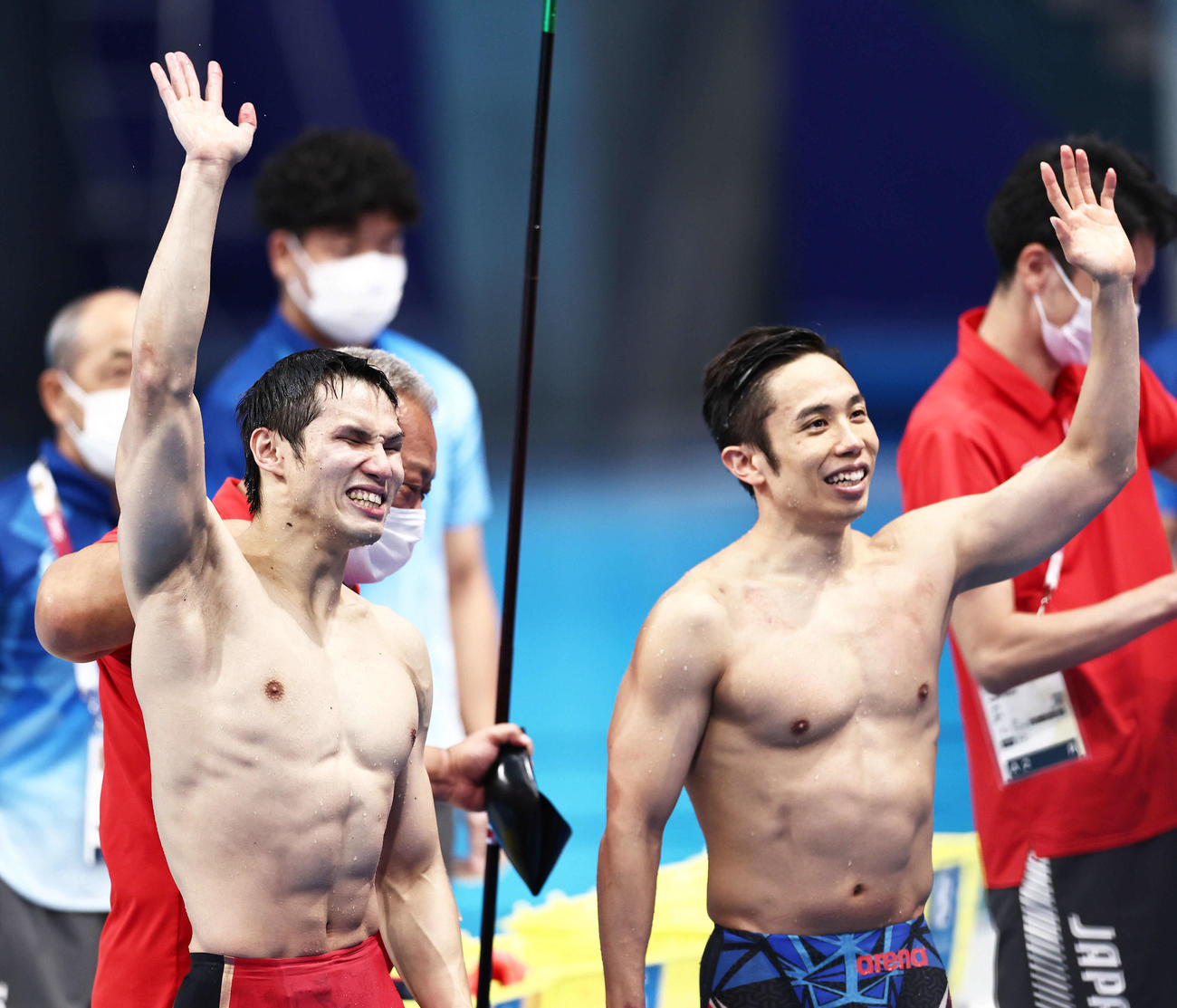 男子100メートルバタフライ（視覚障害S11）決勝　1、2フィニッシュを果たし関係者席に笑顔で手を振る、金メダルの木村（左）と銀メダルの富田（撮影・河田真司）