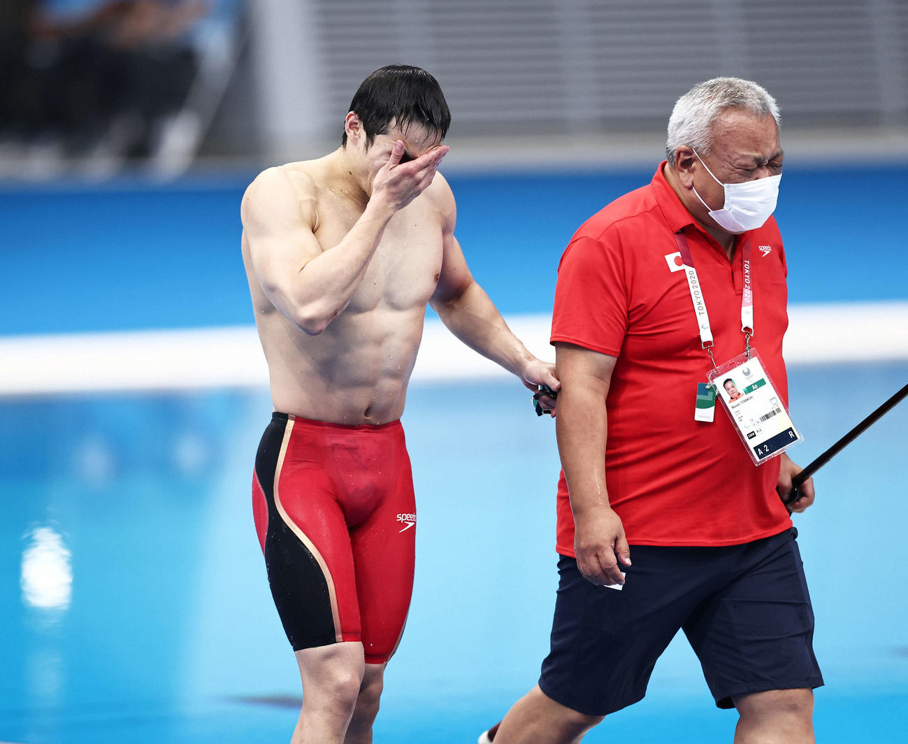 男子100メートルバタフライ決勝　金メダルを決め、目に浮かぶ涙を手で拭う木村（左）（撮影・河田真司）