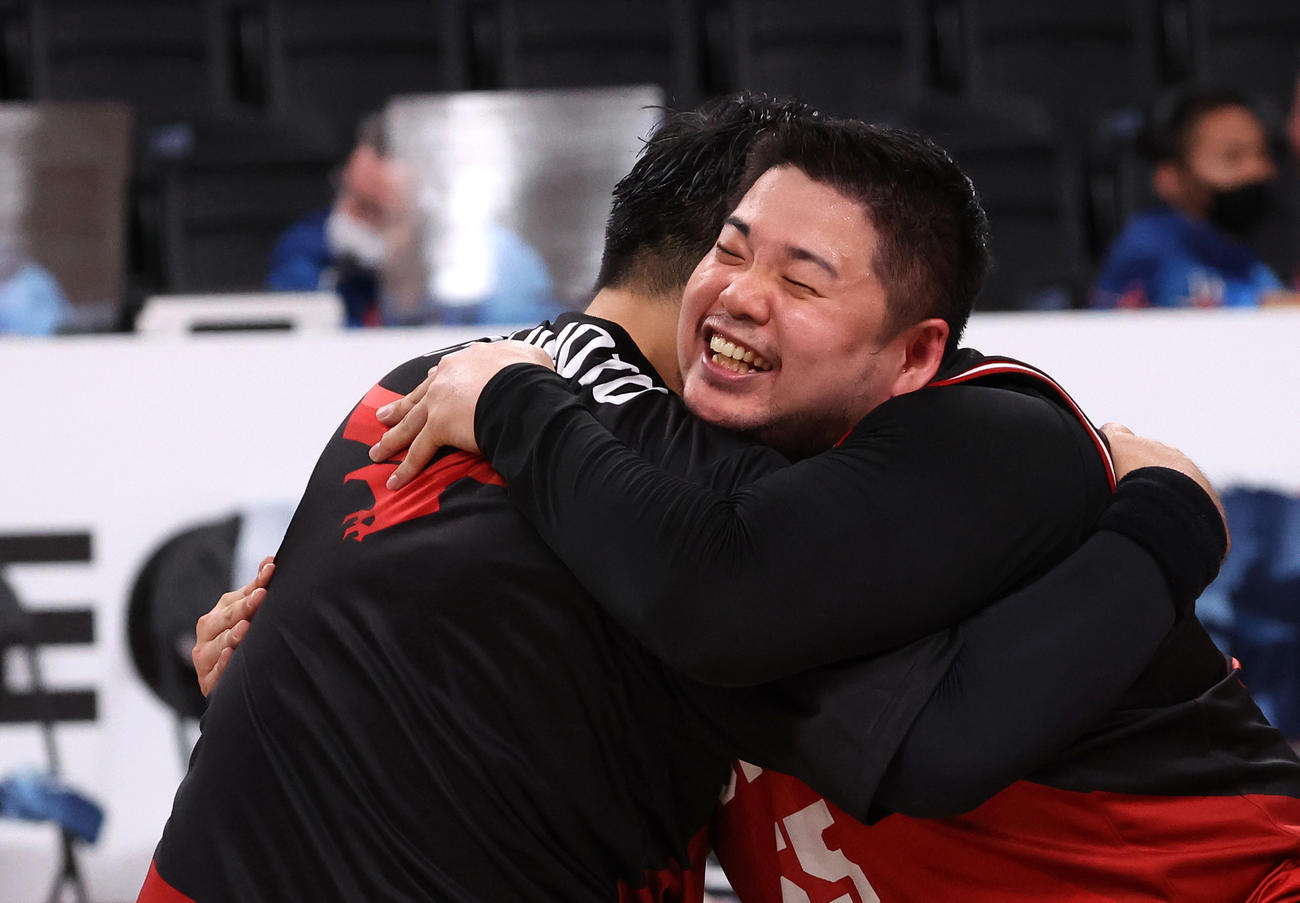 車いすバスケットボール男子準決勝　英国に勝利し香西（右）は宮島と抱き合って喜ぶ（ロイター）