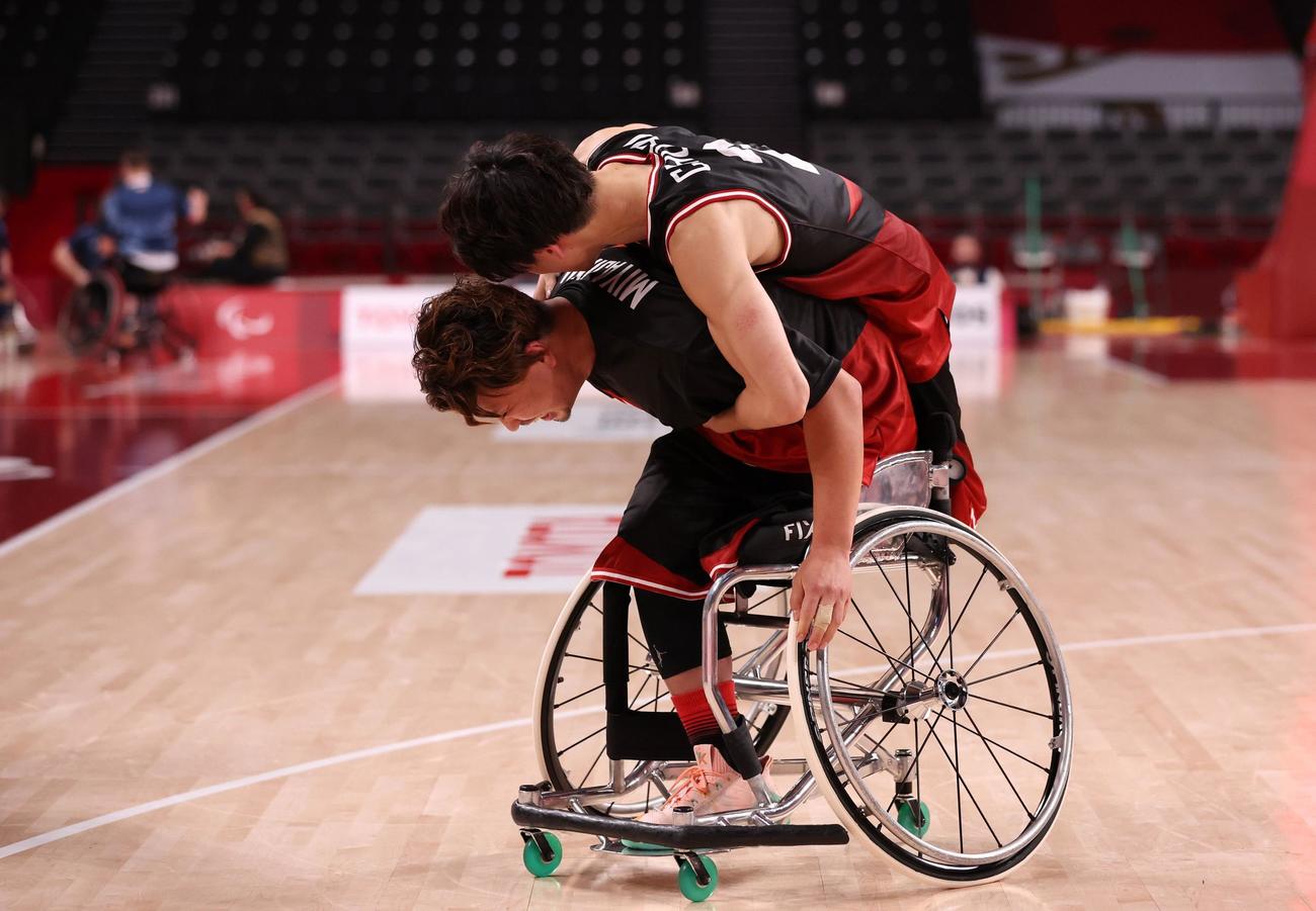 車いすバスケットボール男子準決勝　英国に勝利し鳥海（右）は宮島と抱き合って喜ぶ（ロイター）
