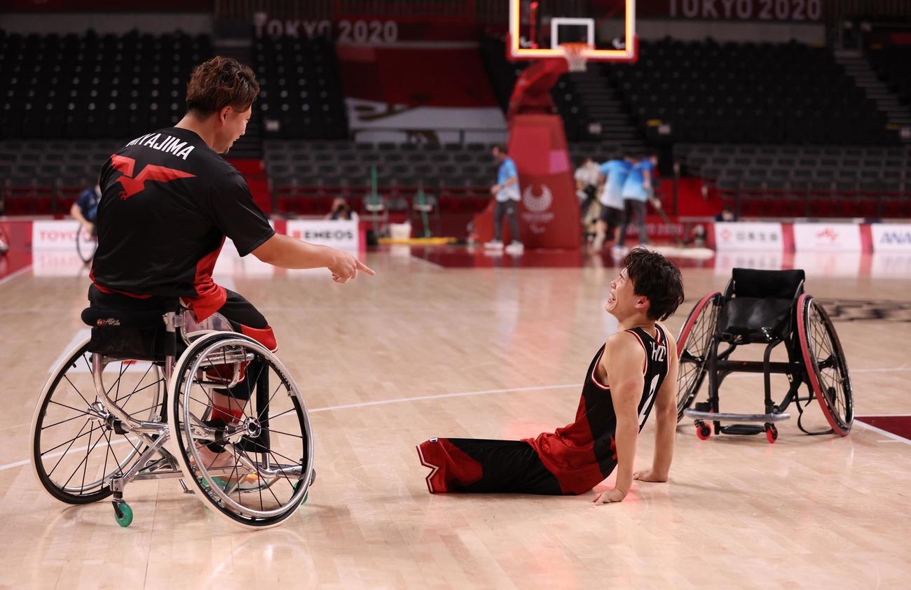 車いすバスケットボール男子準決勝　英国に勝利し車いすを降りた鳥海（右）は宮島と喜ぶ（ロイター）