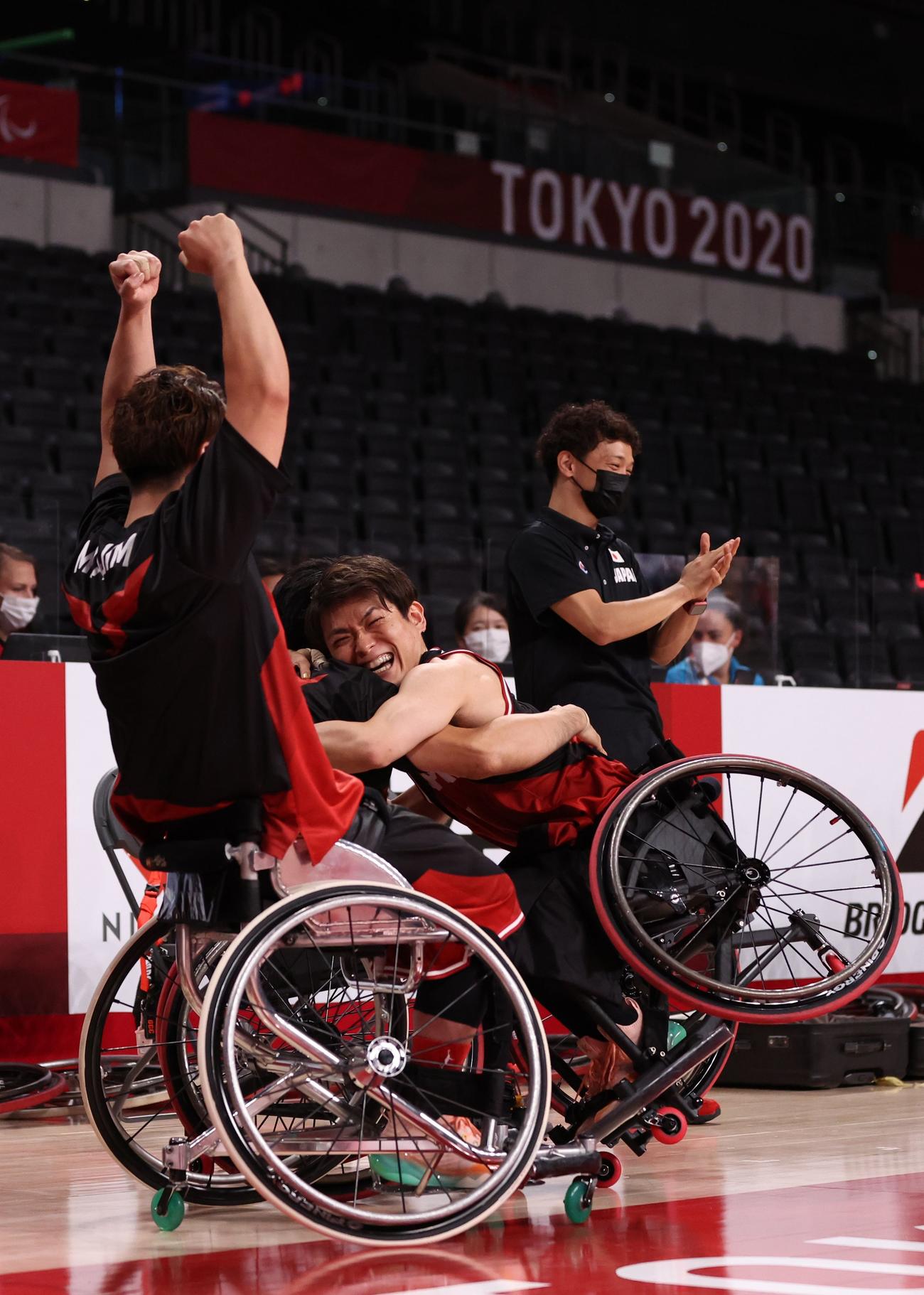 車いすバスケットボール男子準決勝　英国に勝利し抱き合って喜ぶ日本の選手たち（ロイター）