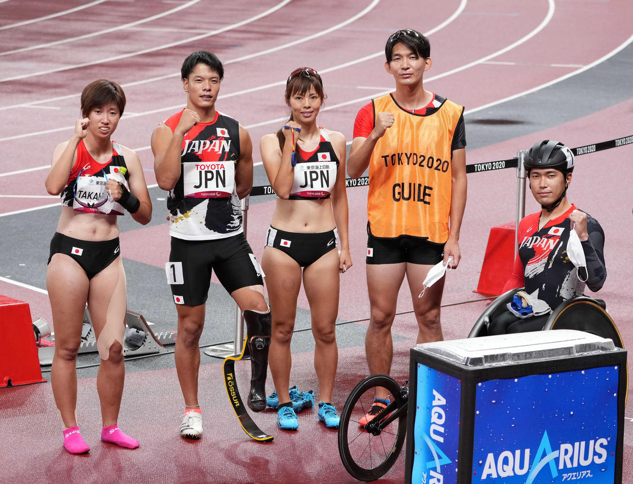 混合400メートルユニバーサルリレー決勝で銅メダルとなり記念撮影する、高松、大島、沢田、ガイドの塩川さん、鈴木（撮影・滝沢徹郎）