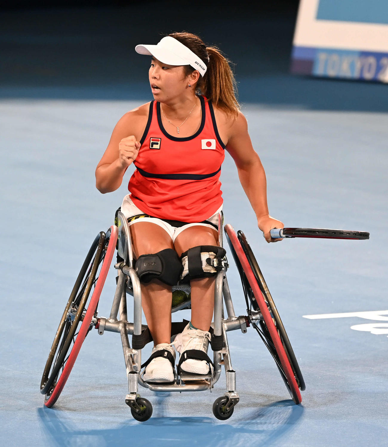 女子シングルス決勝　第1S、ポイントを奪ってガッツポーズの上地（撮影・山崎安昭）