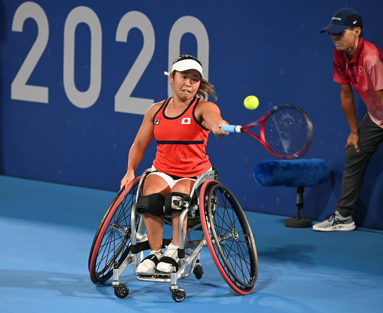 女子シングルス決勝　第1S、リターンする上地（撮影・山崎安昭）