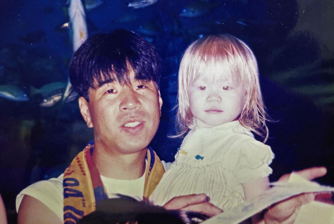 幼少期の欠端瑛子（右）と父光則さん（光則さん提供＝共同）
