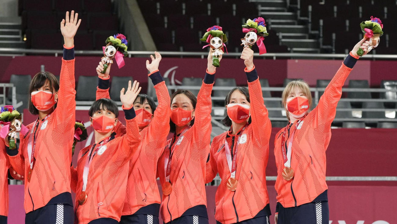 表彰式を終え、銅メダルを胸に笑顔で拍手に応える日本選手。右端から欠端、若杉、浦田、高橋、天摩、萩原（共同）