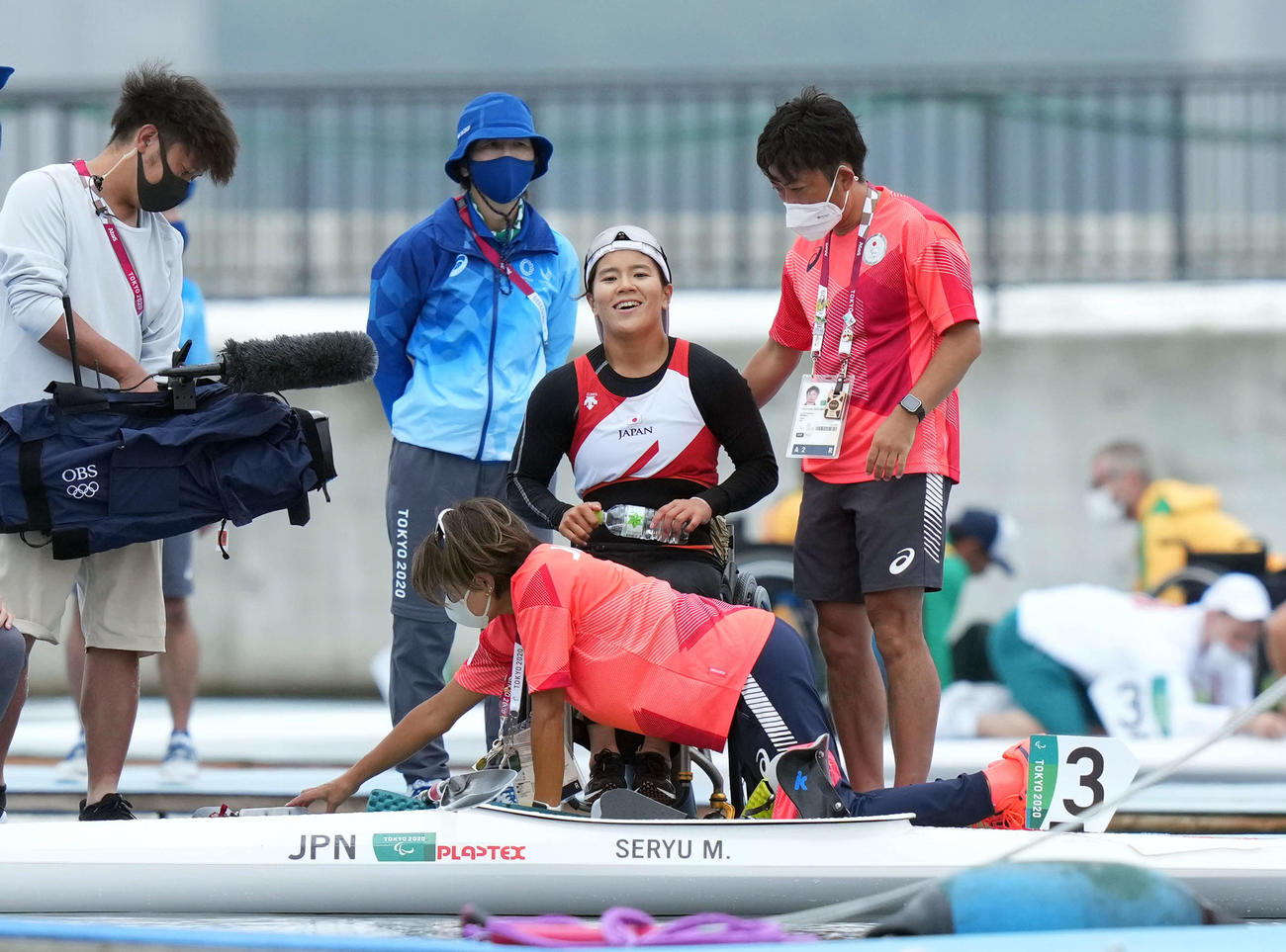 女子カヤックシングル200メートル準決勝を終え笑顔を見せる瀬立（撮影・滝沢徹郎）