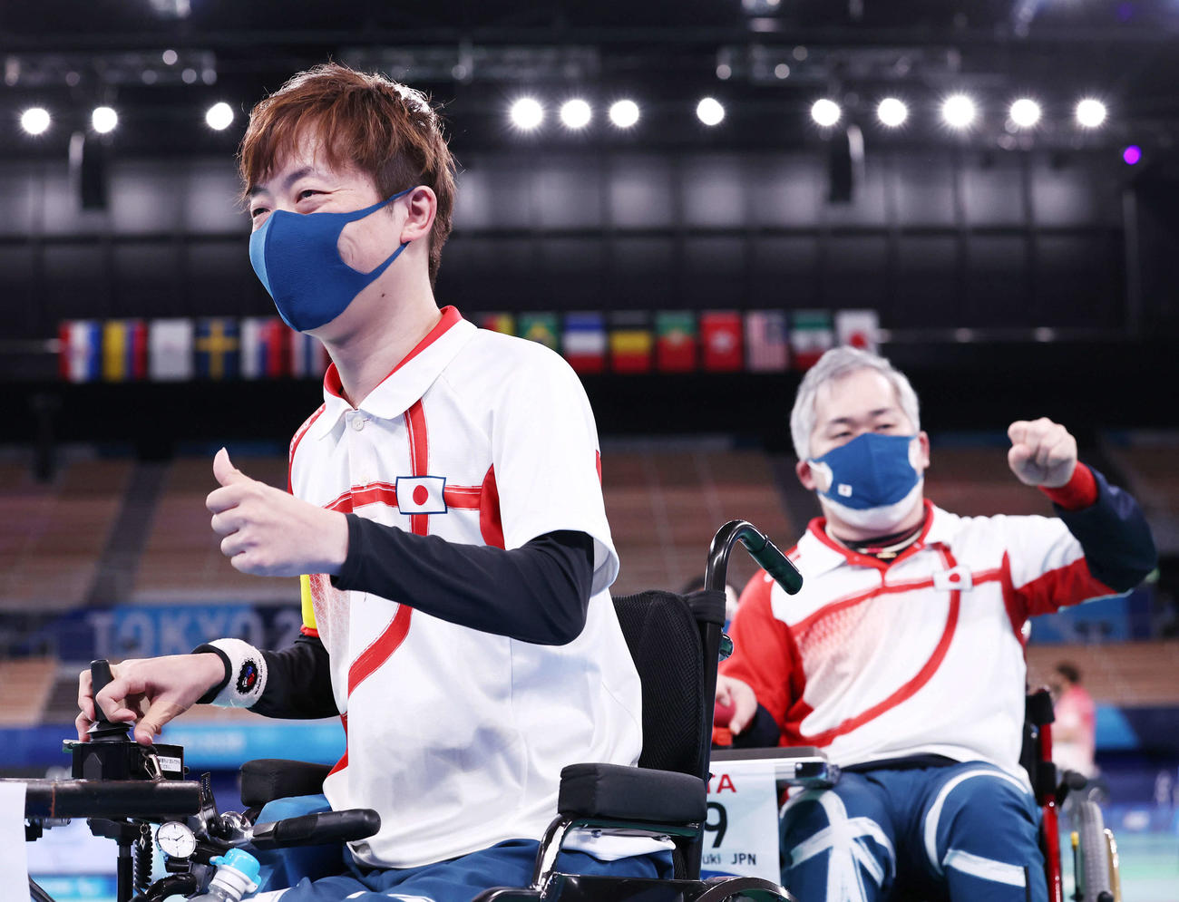 チーム3位決定戦　日本対ポルトガル　銅メダルを決めサムアップで引き揚げる杉村（左）と広瀬（撮影・河田真司）