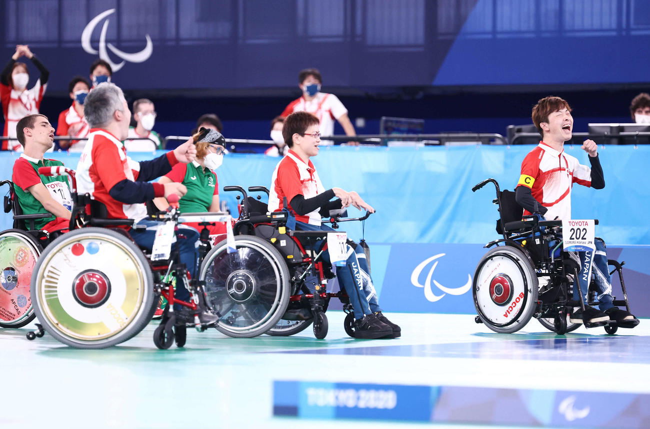 チーム3位決定戦　日本対ポルトガル　ポルトガルに勝利し銅メダルを決め、ガッツポーズする杉村（右）ら日本代表（撮影・河田真司）
