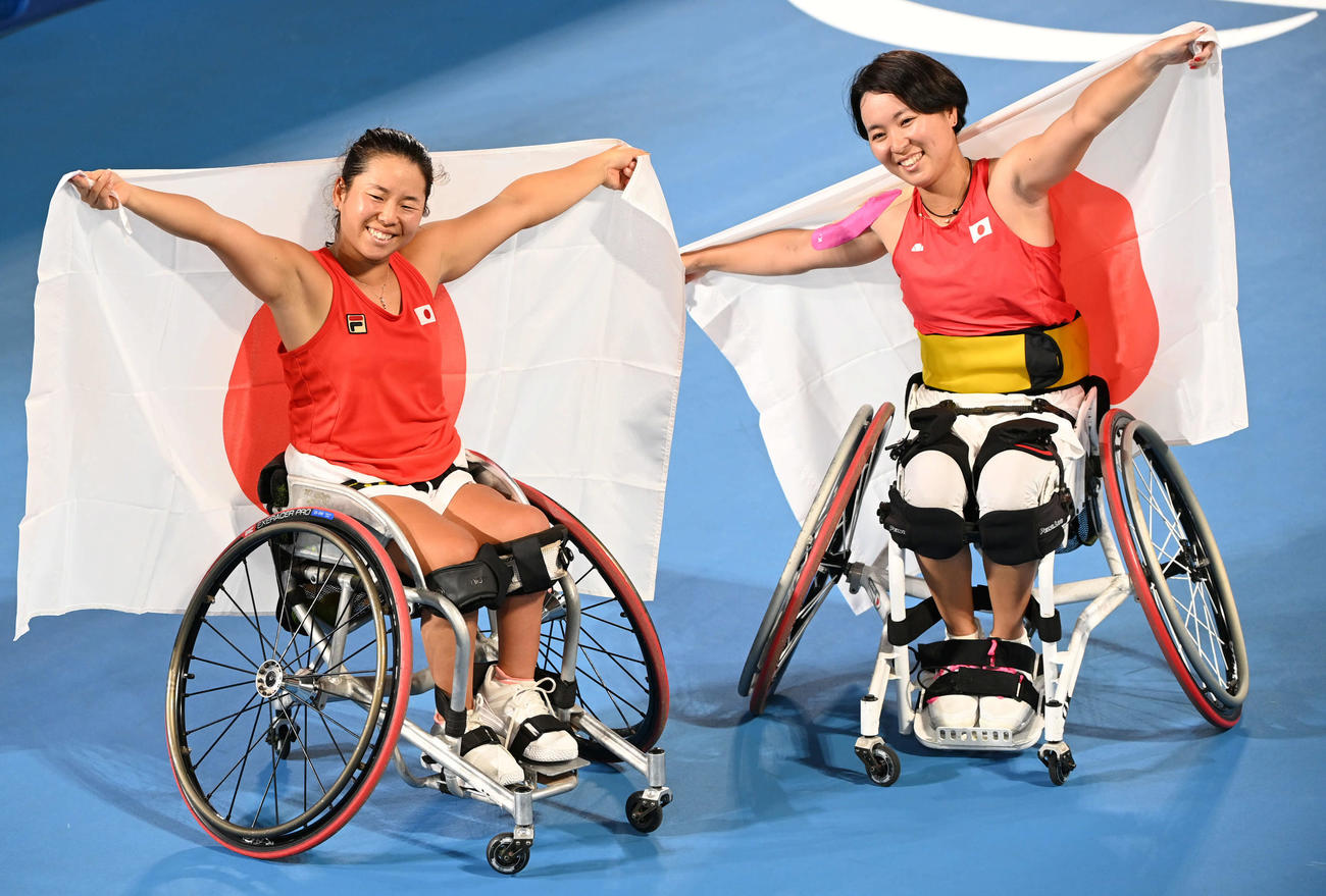 女子ダブルス3位決定戦　銅メダルを獲得した上地（左）と大谷は笑顔を見せる（撮影・山崎安昭）