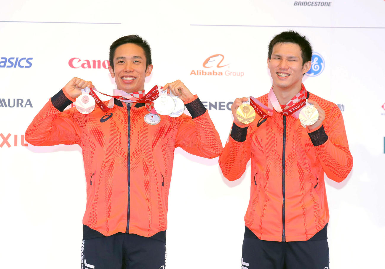 獲得したメダルを手にする木村（右）と富田（代表撮影）