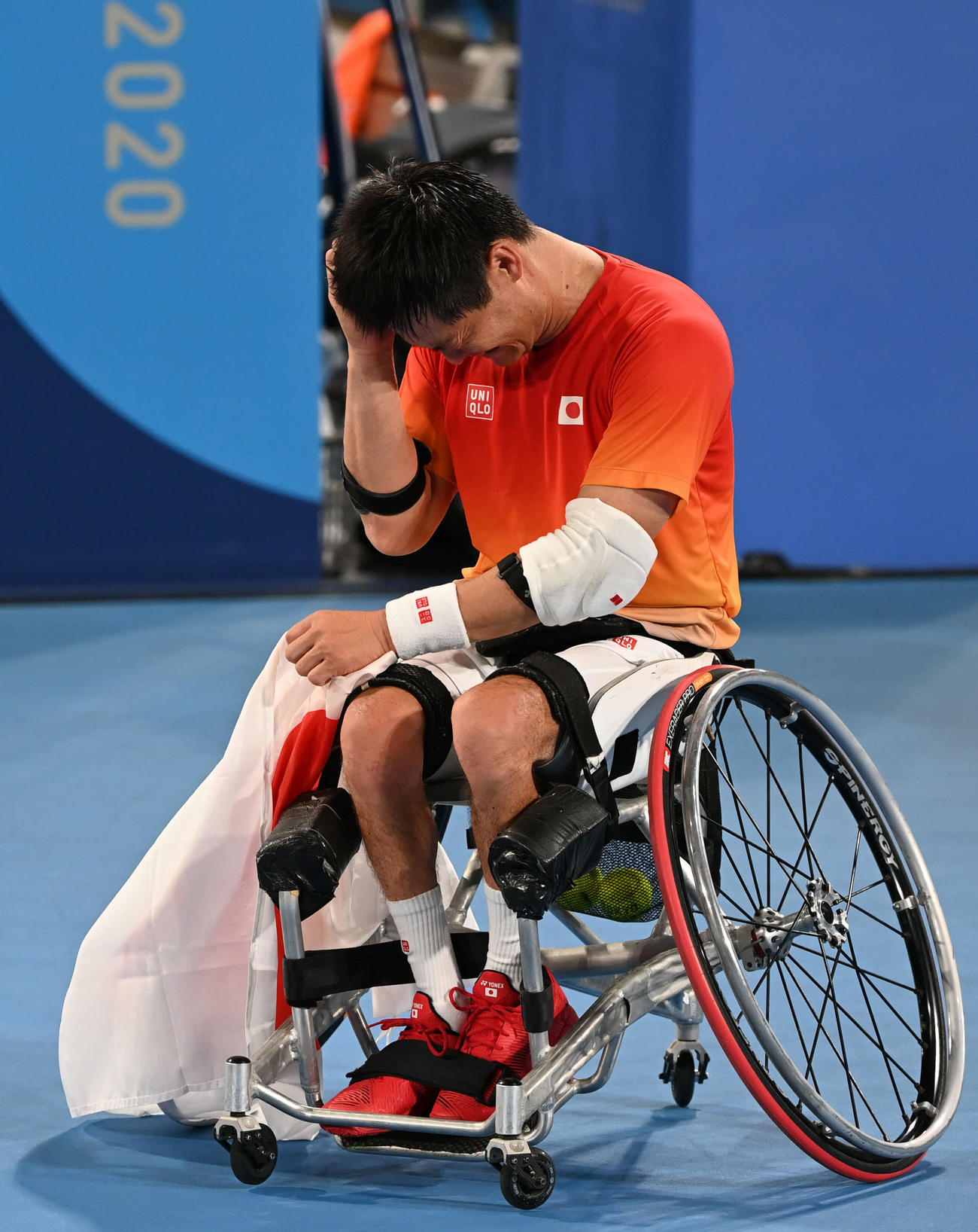 男子シングルス決勝　金メダルを獲得しうれし泣きする国枝（撮影・山崎安昭）