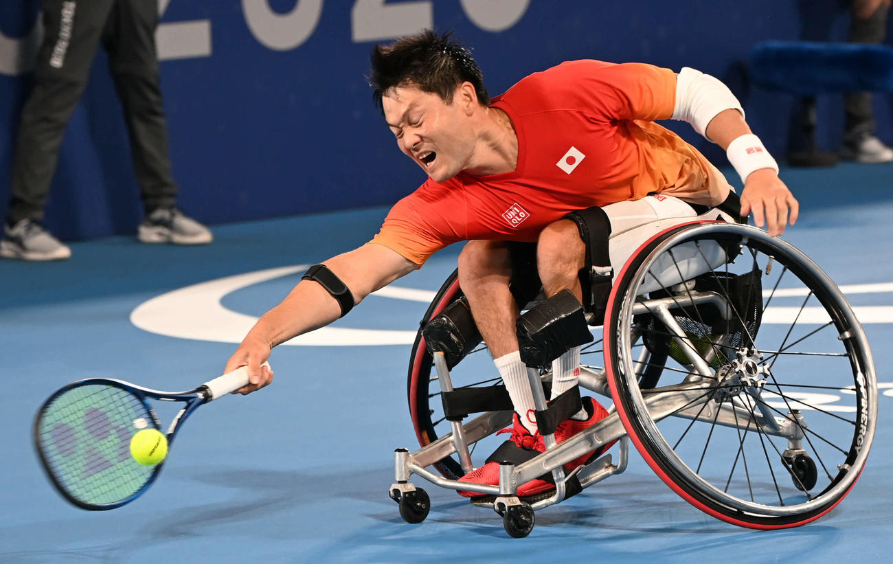 男子シングルス決勝　リターンする国枝（撮影・山崎安昭）