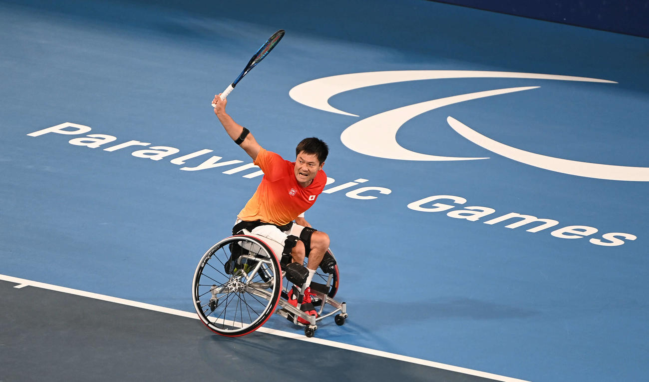 男子シングルス決勝　リターンを放つ国枝（撮影・山崎安昭）