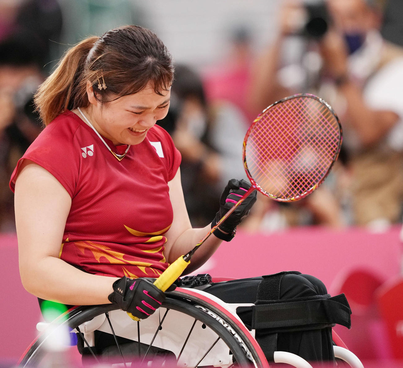女子シングルス決勝　金メダルを決め喜びの涙を流す里見（撮影・滝沢徹郎）