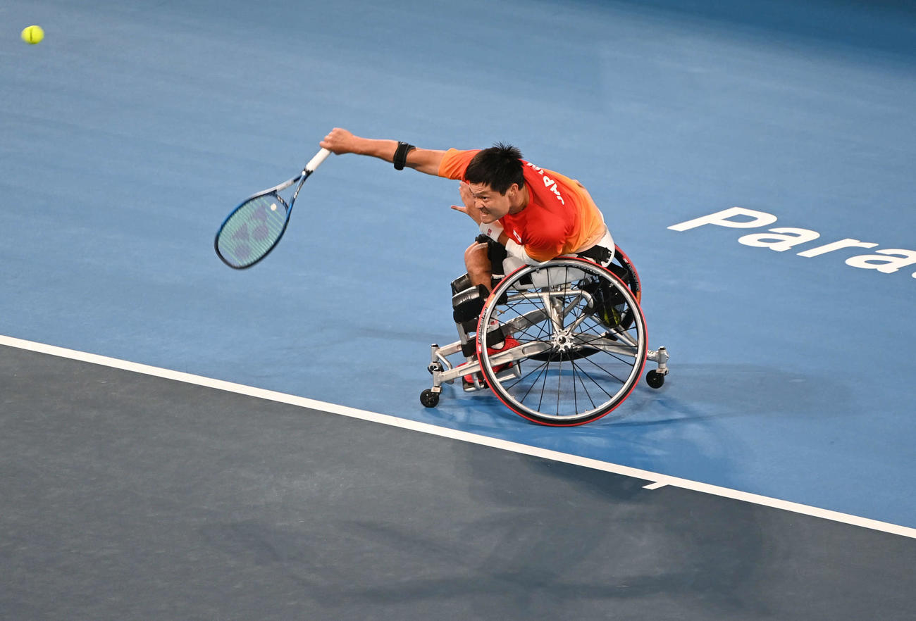 男子シングルス決勝　サーブを放つ国枝（撮影・山崎安昭）