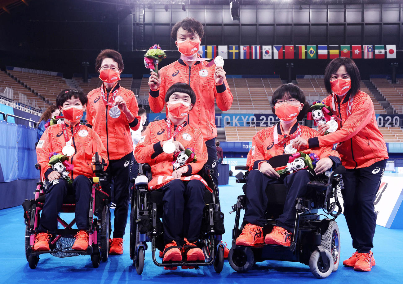 銀メダルを首から下げ笑顔を見せる、手前左から田中、高橋、河本（撮影・河田真司）