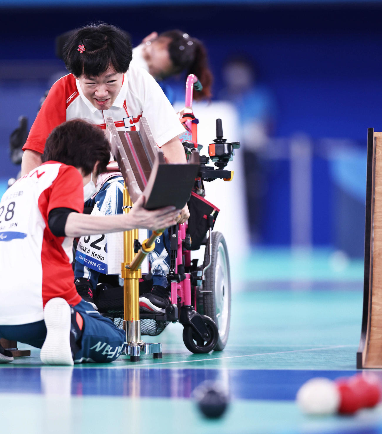ペア決勝　日本対韓国　第1エンド、ラインを読む田中（撮影・河田真司）