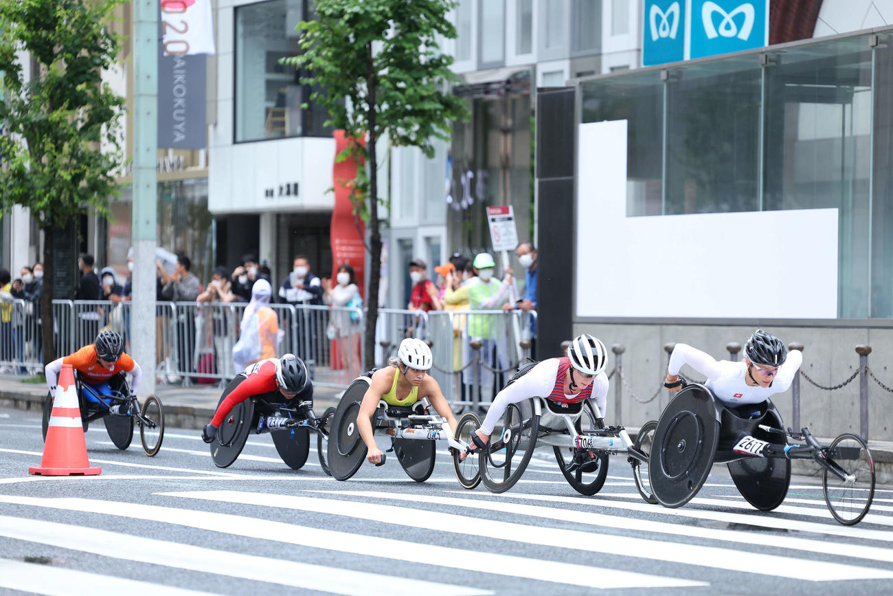 女子マラソン（車いすT54）　銀座を通過する土田（左から2人目）（撮影・河田真司）