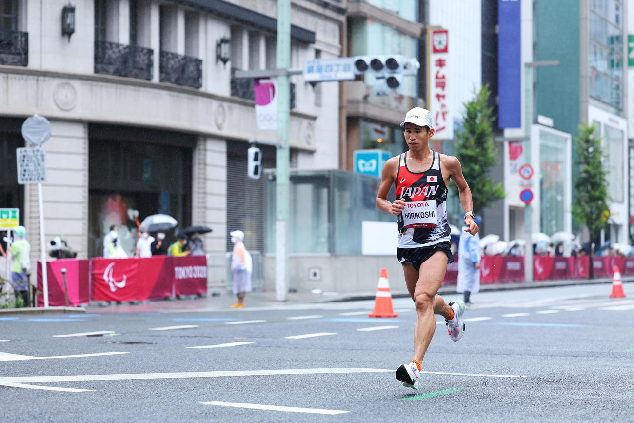 男子マラソン（視覚障害T12）　銀座を通過する堀越（撮影・河田真司）