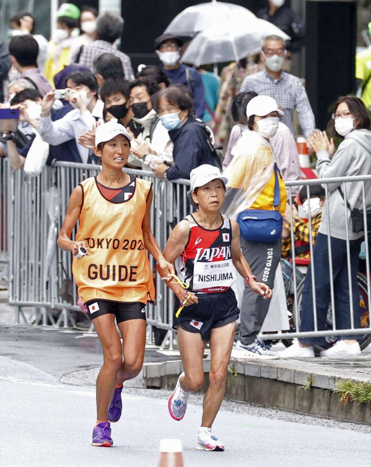 女子マラソン（視覚障害T12）　28 キロ 付近を力走する西島美保子（共同)
