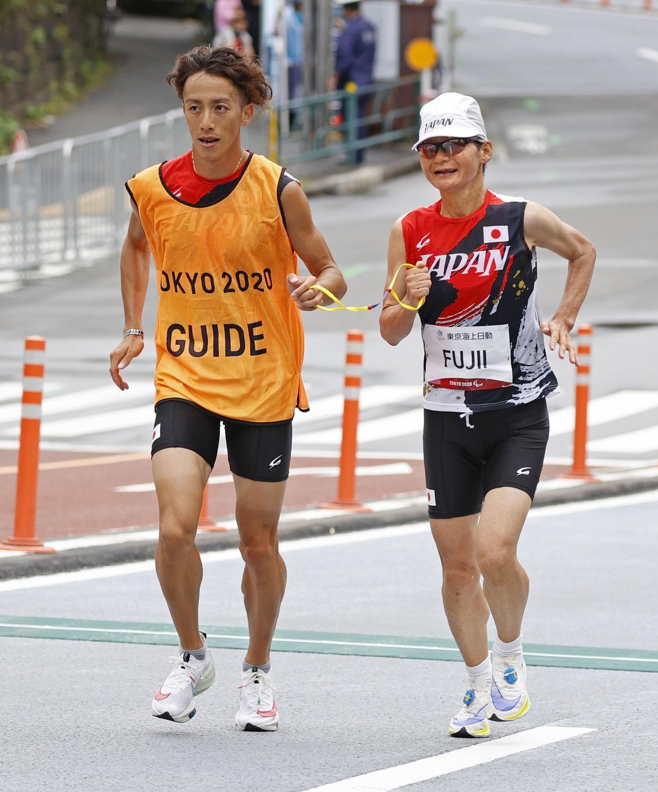女子マラソン（視覚障害T12）　レース終盤の上り坂で力走する藤井由美子（共同）
