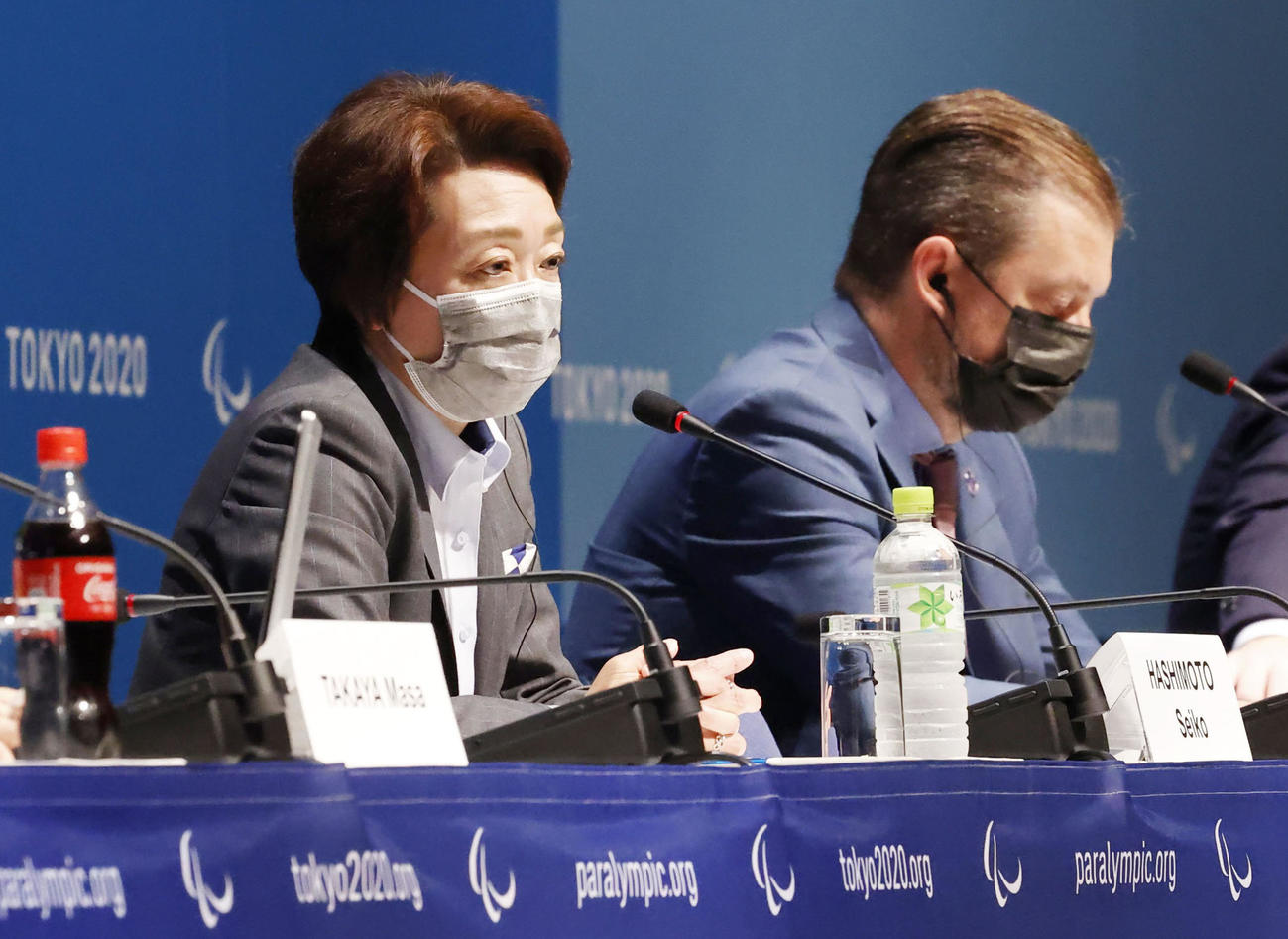 記者会見する大会組織委の橋本聖子会長（左）とIPCのパーソンズ会長（共同）