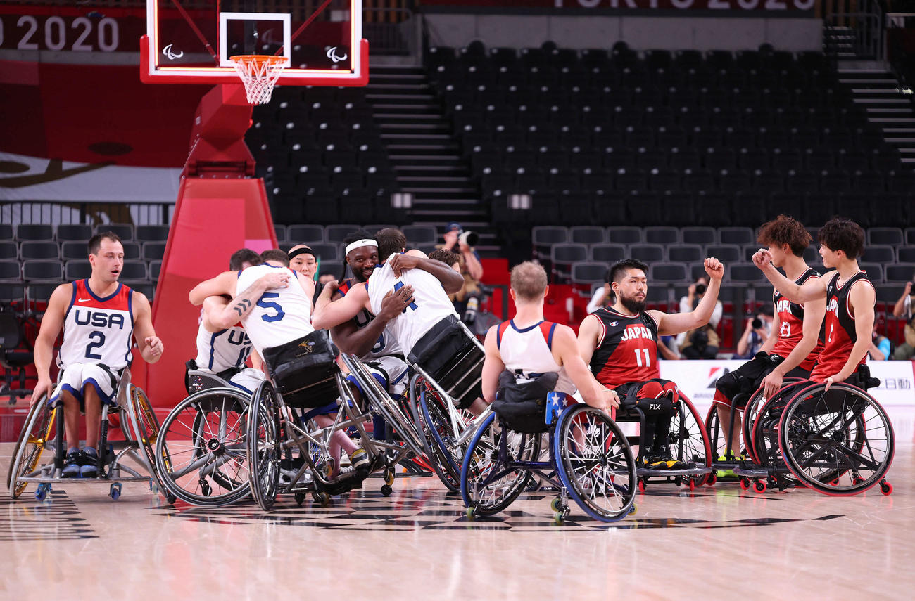 男子決勝　日本対米国　米国（左）に敗れるも銀メダルを決めたたえ合う鳥海（右）ら日本代表（撮影・河田真司）