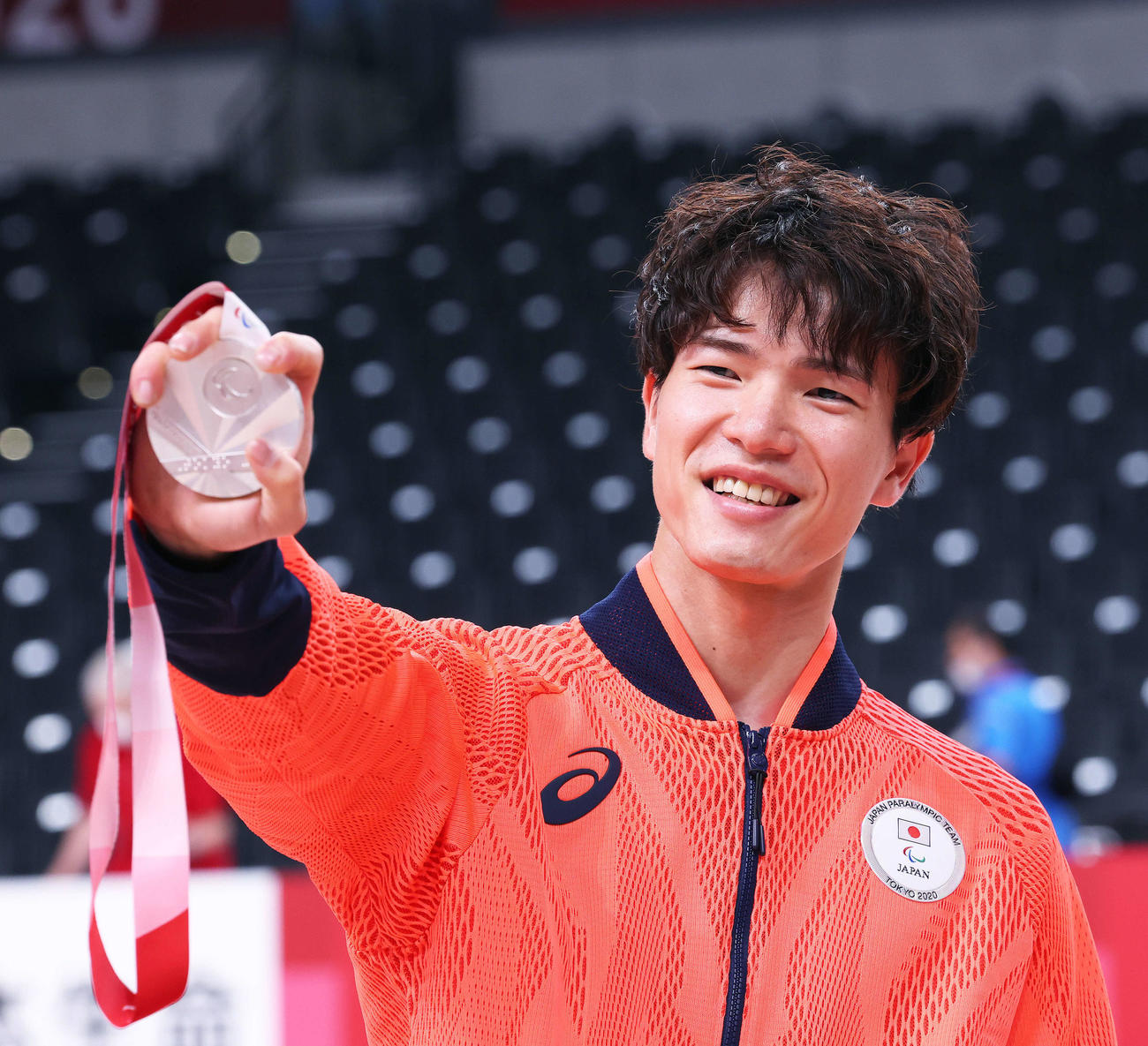 銀メダルを掲げ笑顔を見せる鳥海（撮影・河田真司）