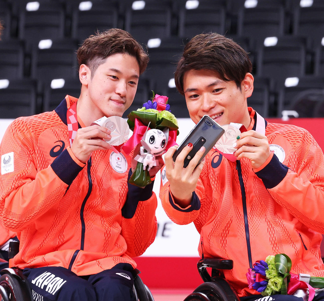 メダルセレモニー後、記念撮影する古沢（左）と豊島（撮影・河田真司）