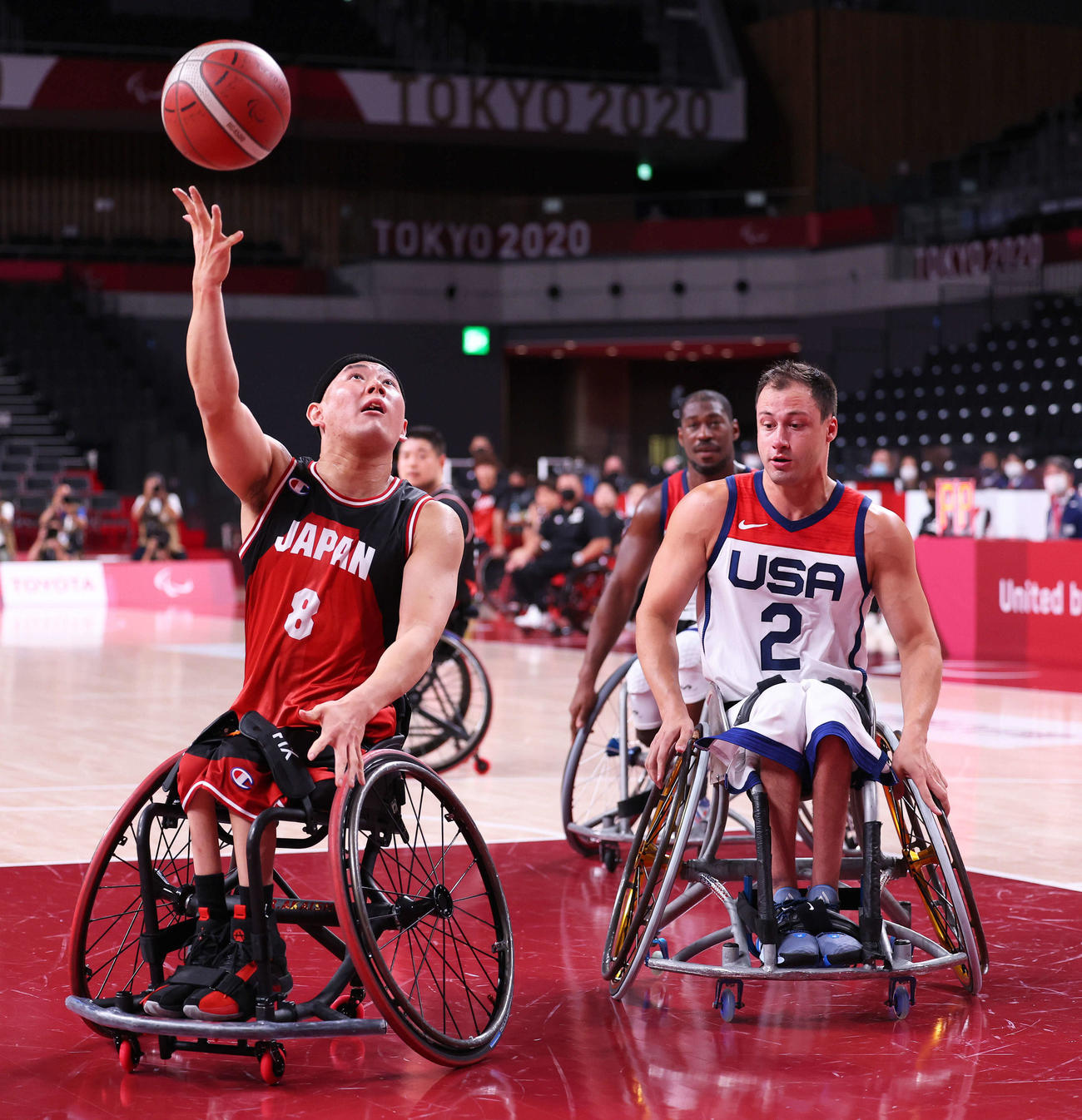 男子決勝　日本対米国　第4Q、シュートを放つ赤石（左）（撮影・河田真司）