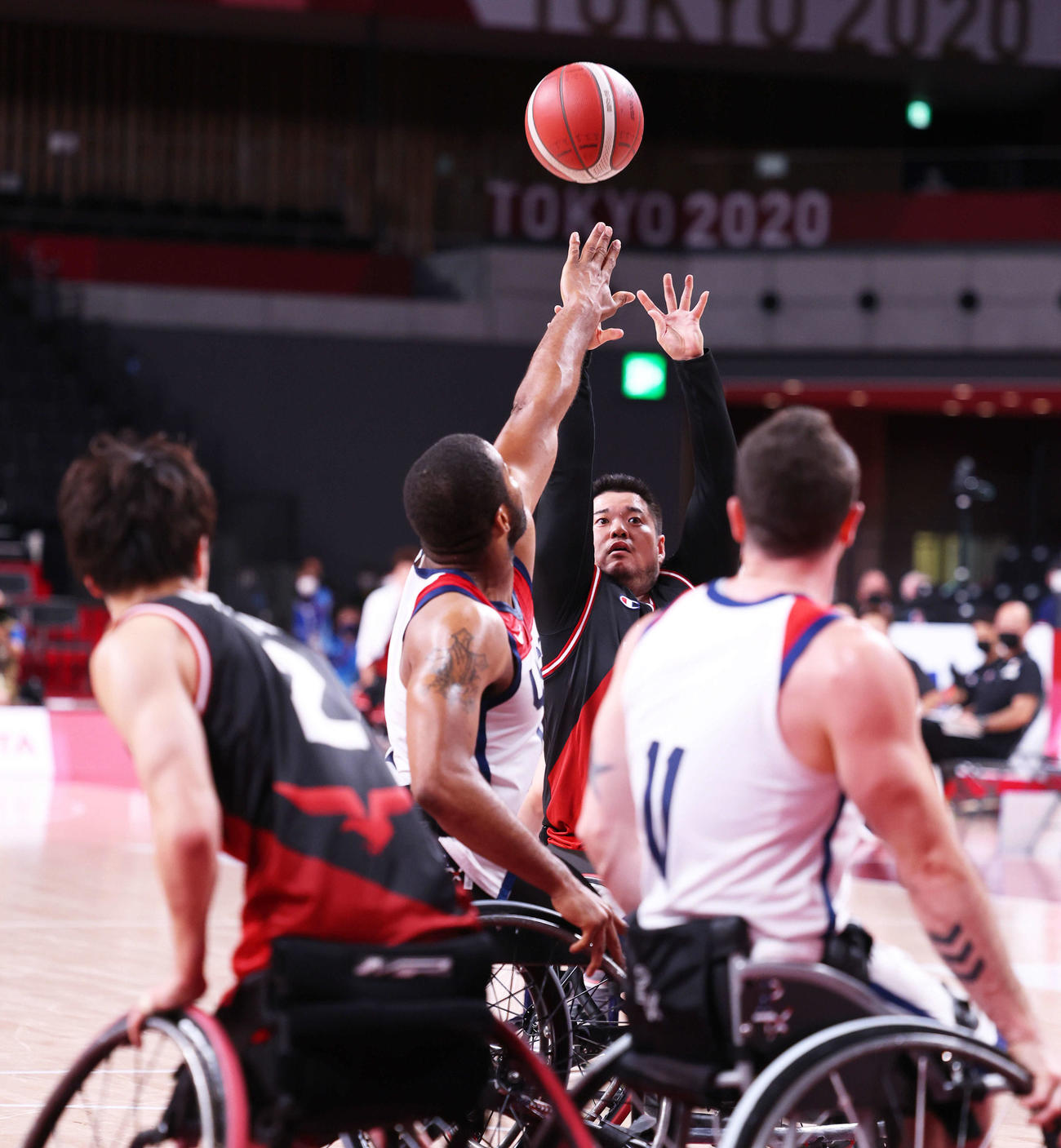 男子決勝　日本対米国　第4Q、シュートを放つ香西（奥）（撮影・河田真司）