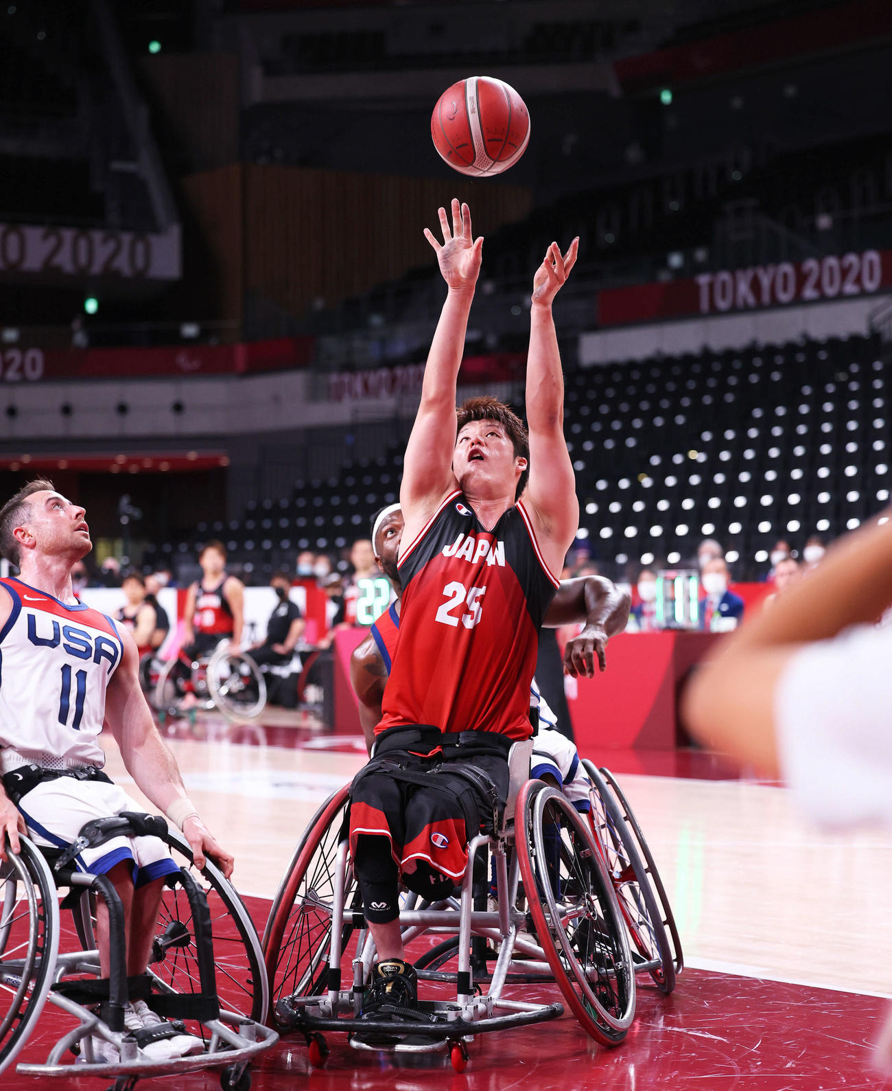 男子決勝　日本対米国　日本対米国　第3Q、シュートを放つ秋田（撮影・河田真司）