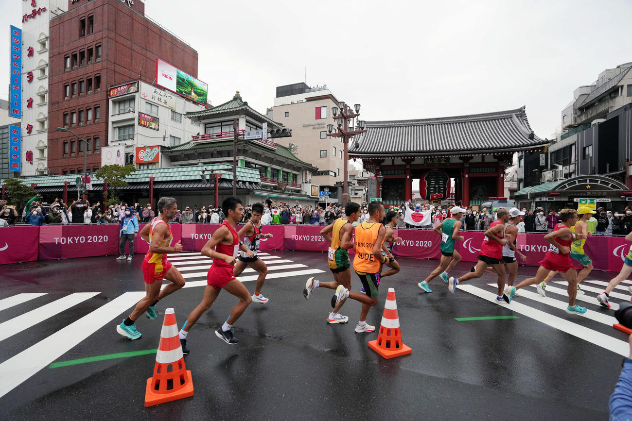 浅草寺付近でマラソンを観戦する人々