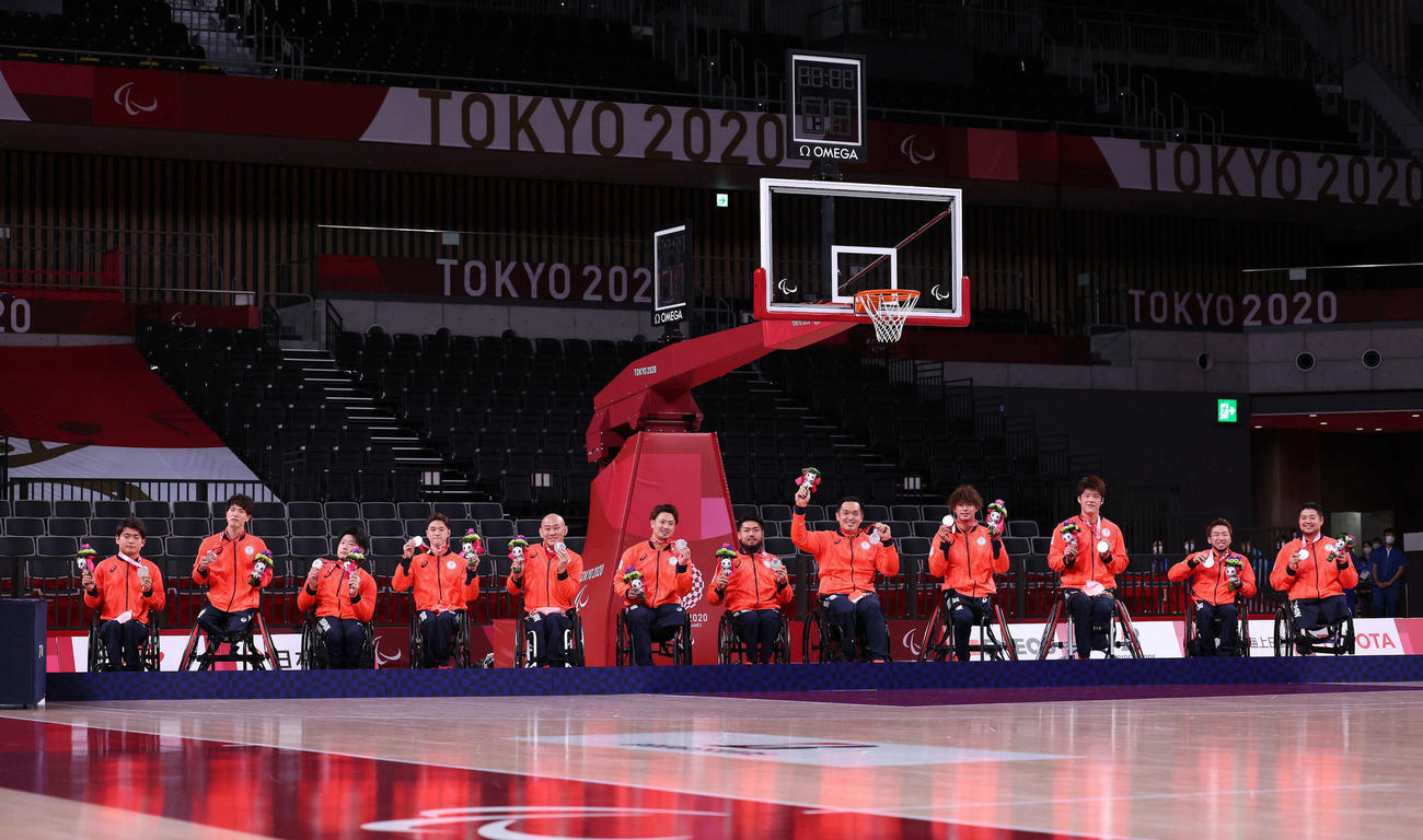 男子決勝　日本対米国　メダルセレモニーで銀メダルを手に笑顔を見せる日本代表（撮影・河田真司）