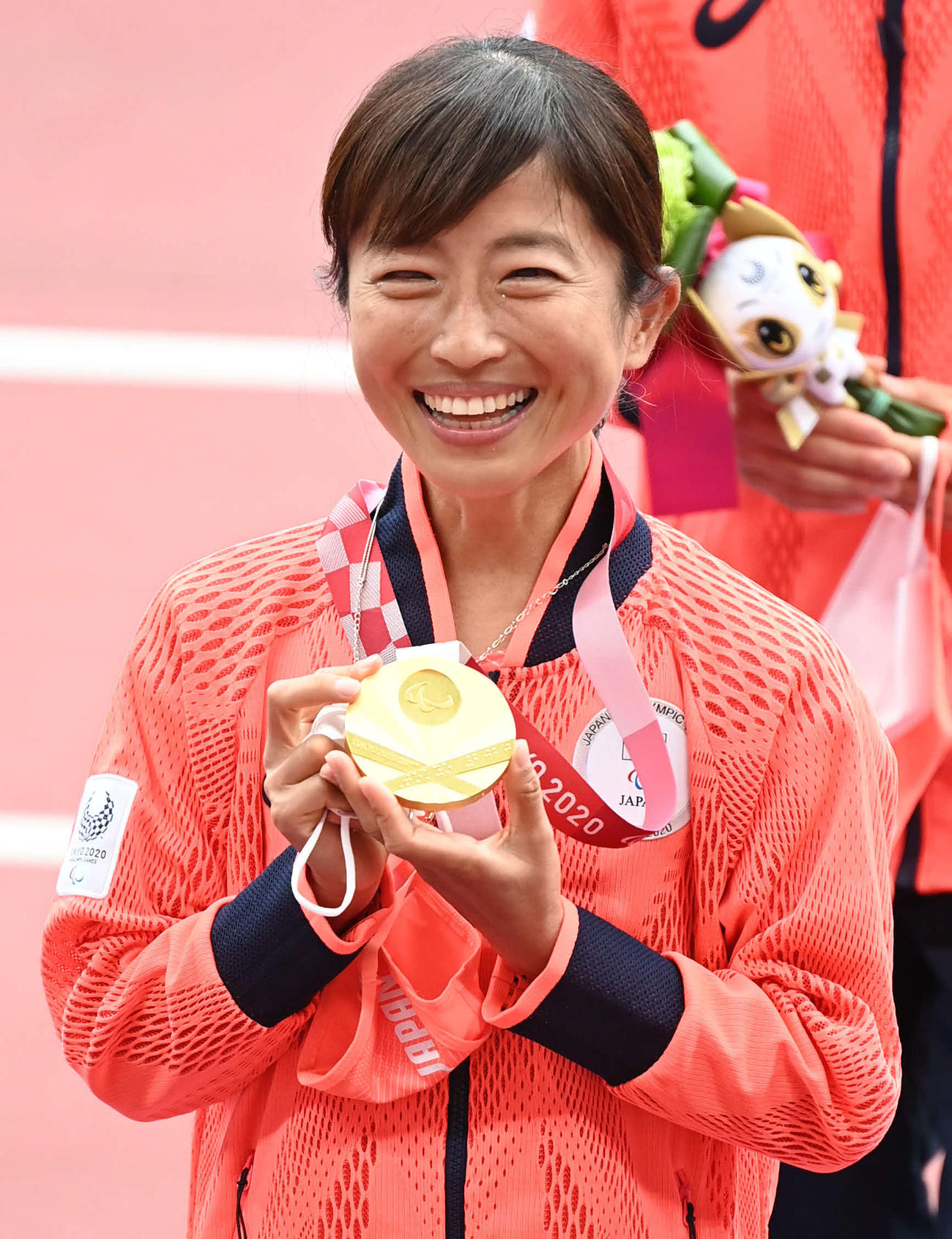 女子マラソン（視覚障害T12）　金メダルを手に笑顔の道下（撮影・山崎安昭）