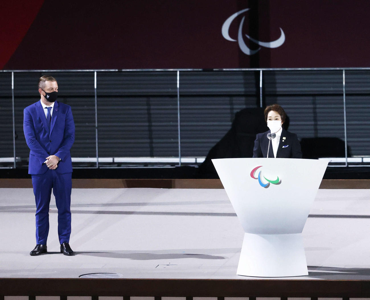 東京五輪・パラリンピック組織委員会の橋本聖子会長（右）。左はアンドリュー・パーソンズIPC会長（2021年8月24日撮影）