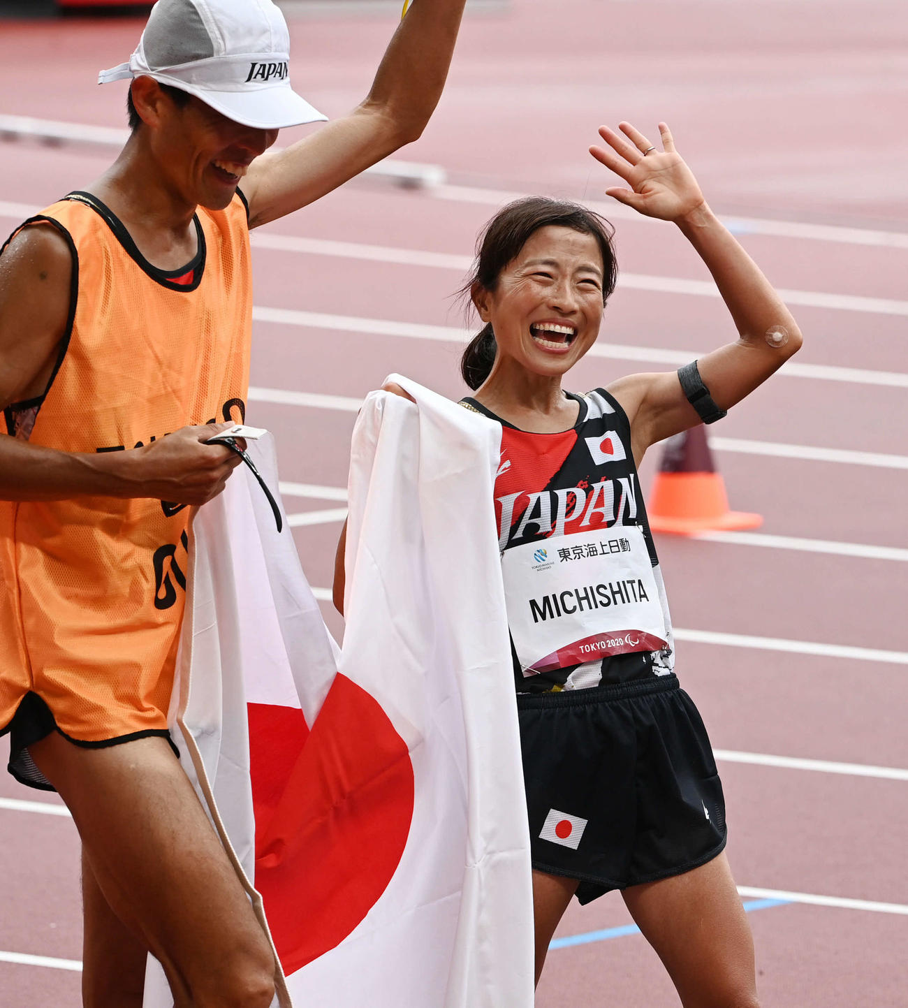 女子マラソン（視覚障害T12）金メダル獲得の道下（右）は伴走者と笑顔を見せる＝（撮影・山崎安昭）