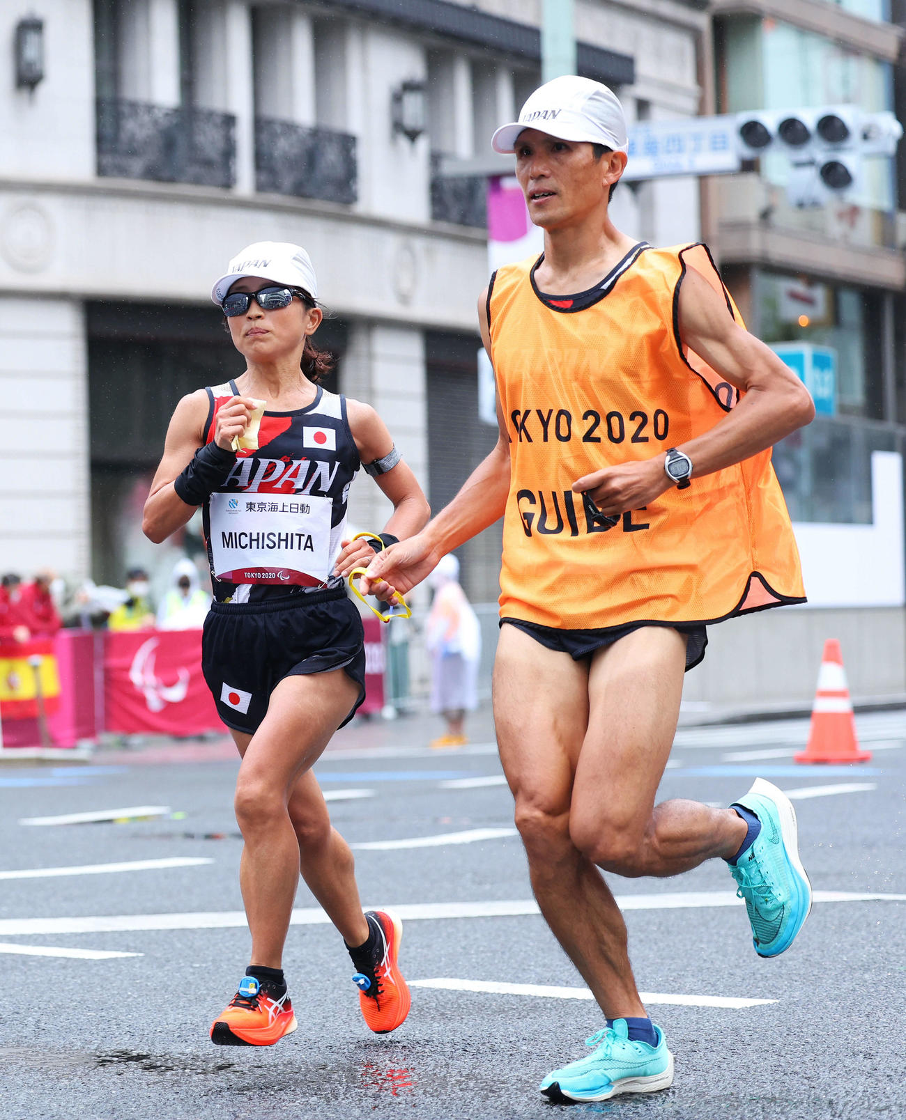 女子マラソン　銀座を通過する道下美里（左）（撮影・河田真司）