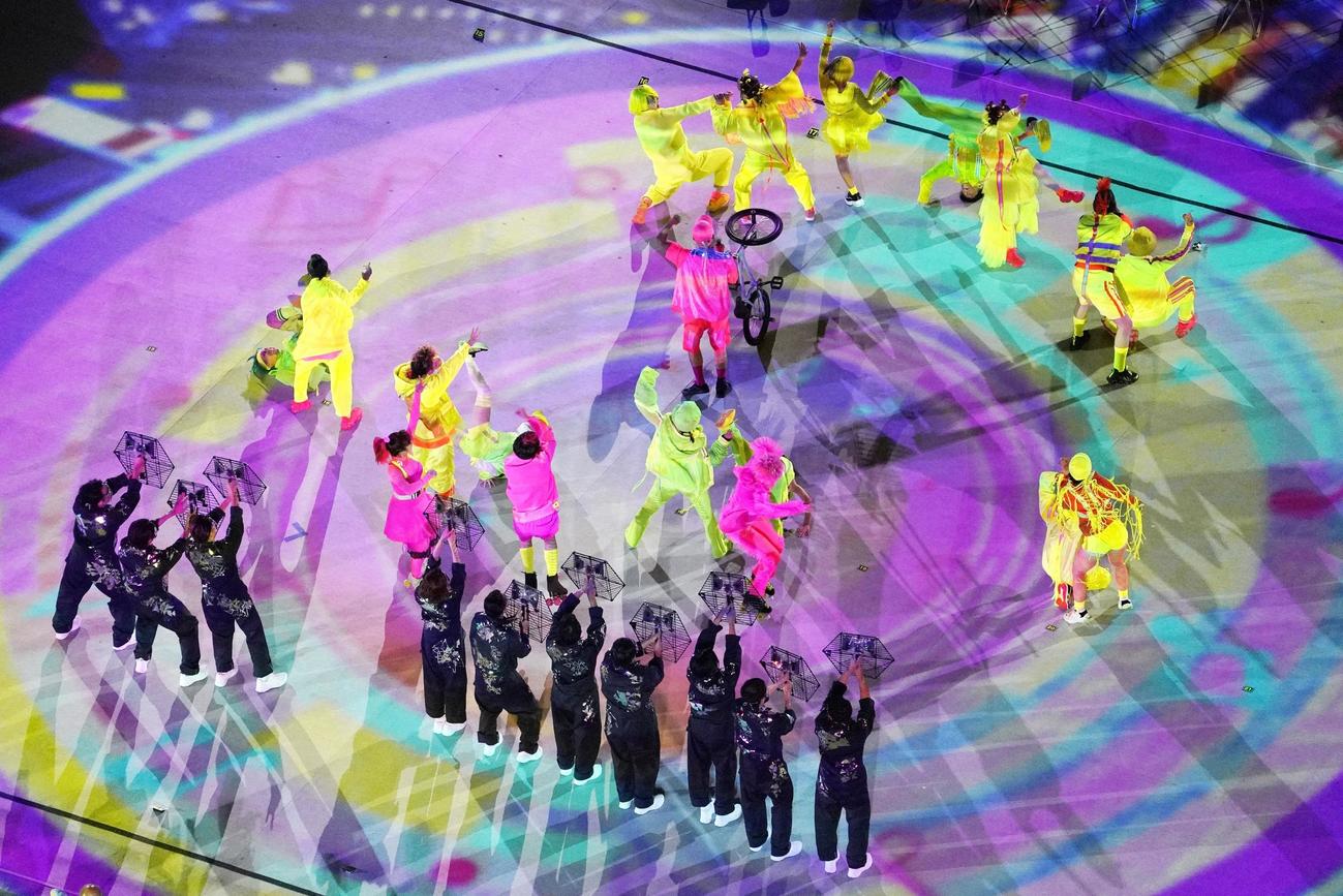 閉会式のダンス＝5日夜、国立競技場（共同）