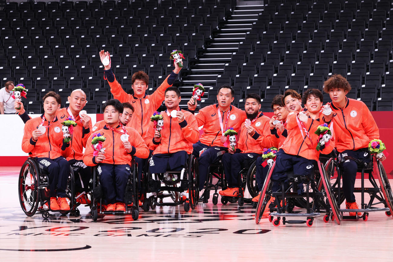 メダルセレモニー後、集合写真に納まる車いすバスケットボール男子日本代表（撮影・河田真司）